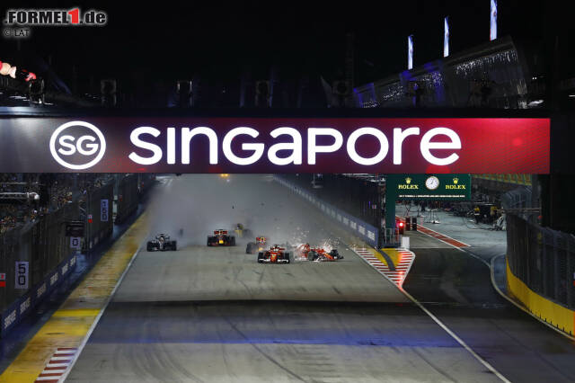 Foto zur News: Startchaos in Singapur: Zunächst sieht alles nach einem normalen Start aus: Verstappen kommt besser weg als Vettel, Räikkönen besser als beide.
