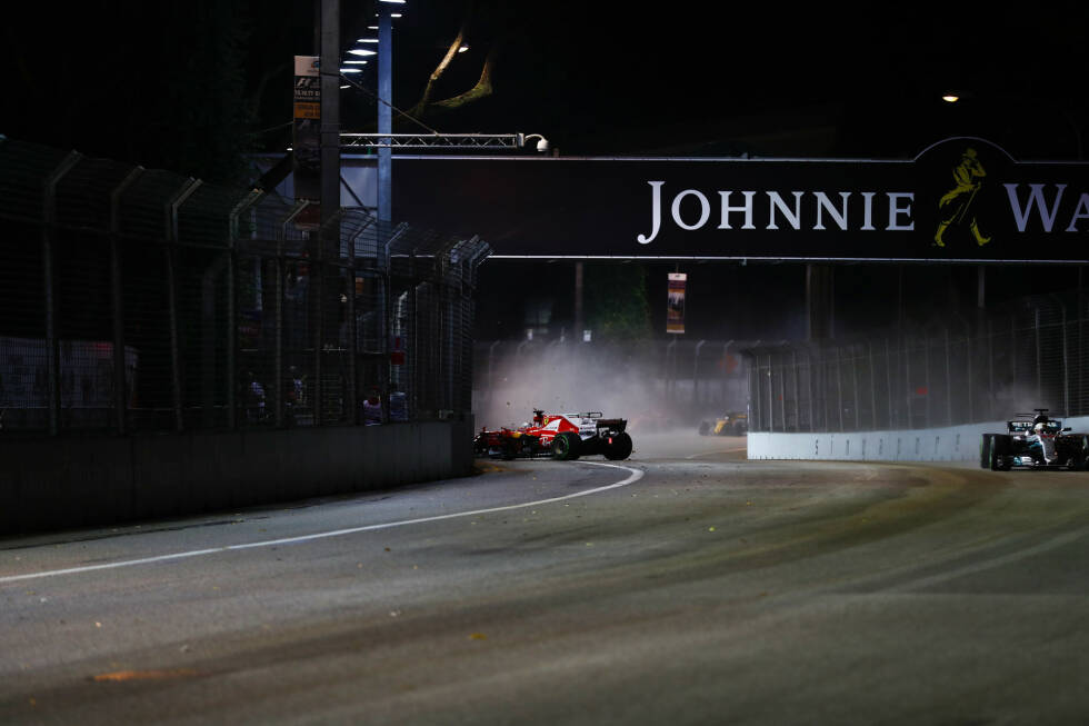 Foto zur News: Derweil dreht sich plötzlich Sebastian Vettel auf dem Weg von Kurve 3 zu Kurve 4, wodurch Lewis Hamilton die Führung übernimmt...