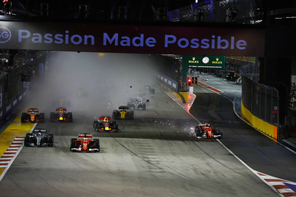 Foto zur News: Vettel verteidigt derweil die Führung gegen Hamilton, der von der Kollision profitiert. Ganz links übers Gelb kommt Fernando Alonso, rechts wird Räikkönen mangels Kontrolle zum Torpedo...