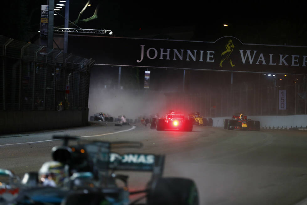 Foto zur News: ...und Vettel nach dem Einschlag den Weg zu Kurve 4 rückwärts zurücklegt.