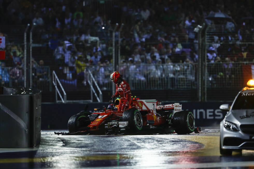 Foto zur News: Räikkönen verlässt frustriert sein Ferrari-Wrack...