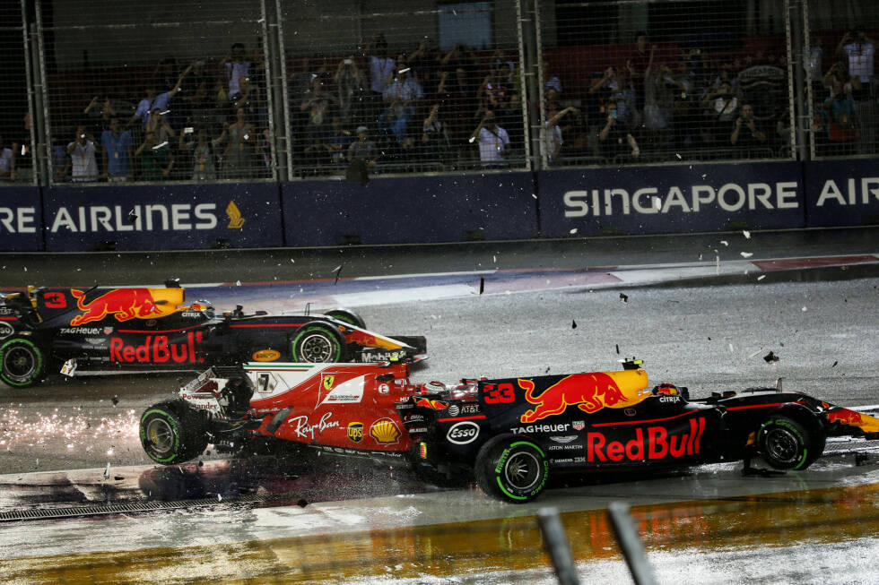 Foto zur News: Räikkönen und Verstappen sind definitiv raus, im Hintergrund schleicht sich Daniel Ricciardo durch, der dank eines schlechteren Starts dem Unfall entgeht.