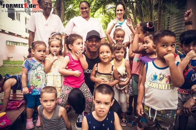 In seiner Rolle als UNICEF-Botschafter verschlägt es ihn in diesem Sommer nämlich unter anderem auch nach Kuba. Hamilton unterstützt das Kinderhilfswerk bereits seit mehr als fünf Jahren und schaufelt auch in diesem Jahr wieder einige Tage dafür frei. Eine tolle Sache! Foto zur News: In seiner Rolle als UNICEF-Botschafter verschlägt es ihn in diesem Sommer nämlich unter anderem auch nach Kuba. Hamilton unterstützt das Kinderhilfswerk bereits seit mehr als fünf Jahren und schaufelt auch in diesem Jahr wieder einige Tage dafür frei. Eine tolle Sache!