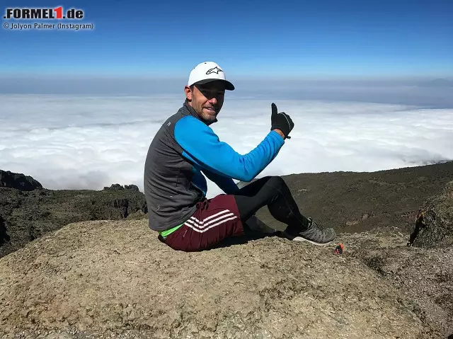 Auf der Strecke liefert Jolyon Palmer in diesem Jahr kaum Höhepunkte. Spektakulär ist dafür diese Aussicht vom Kilimandscharo. "Zwei denkwürdige Wochen in Tansania", freut sich der Renault-Pilot, der unter anderem auch in Griechenland unterwegs ist. Ob seine Karriere in der zweiten Saisonhälfte auch endlich durch die (Wolken-)Decke geht? Foto zur News: Auf der Strecke liefert Jolyon Palmer in diesem Jahr kaum Höhepunkte. Spektakulär ist dafür diese Aussicht vom Kilimandscharo. "Zwei denkwürdige Wochen in Tansania", freut sich der Renault-Pilot, der unter anderem auch in Griechenland unterwegs ist. Ob seine Karriere in der zweiten Saisonhälfte auch endlich durch die (Wolken-)Decke geht?