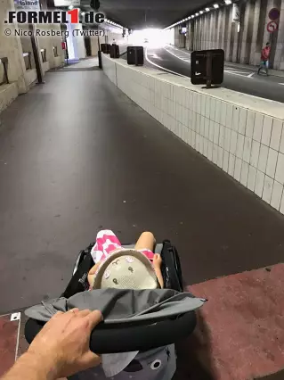 Die "Sommerpause" von Nico Rosberg hat sozusagen bereits im Winter begonnen. Seit seinem Rücktritt geht der Weltmeister unter anderem seinem "Job" als Papa etwas intensiver nach. Durch den legendären Tunnel in Monaco geht es für ihn - und Tochter Alaia - daher mittlerweile nur noch mit Schrittgeschwindigkeit, wie dieses Bild beweist! Foto zur News: Die "Sommerpause" von Nico Rosberg hat sozusagen bereits im Winter begonnen. Seit seinem Rücktritt geht der Weltmeister unter anderem seinem "Job" als Papa etwas intensiver nach. Durch den legendären Tunnel in Monaco geht es für ihn - und Tochter Alaia - daher mittlerweile nur noch mit Schrittgeschwindigkeit, wie dieses Bild beweist!