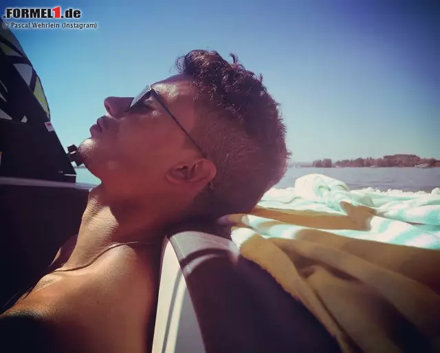 Pascal Wehrlein hat offenbar deutlich weniger Reisestress als Hamilton. Er lässt es - so lässt zumindest dieses Bild vermuten - ganz locker angehen. Sein Motto für diesen Sommer: "Eat, sleep, train, fun, repeat." Ob er dabei "relax" vergessen hat ...? Foto zur News: Pascal Wehrlein hat offenbar deutlich weniger Reisestress als Hamilton. Er lässt es - so lässt zumindest dieses Bild vermuten - ganz locker angehen. Sein Motto für diesen Sommer: "Eat, sleep, train, fun, repeat." Ob er dabei "relax" vergessen hat ...?