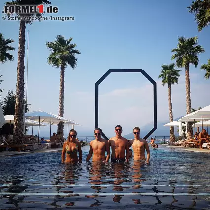 Stoffel Vandoorne macht in der Pause nämlich nicht nur Urlaub in Montenegro, er tütet auch gleich noch einen neuen Vertrag ein. Kurz vor dem Ende der Sommerpause bestätigt McLaren den Belgier für die Saison 2018 - pünktlich zu Vandoornes Heimrennen in Spa. Foto zur News: Stoffel Vandoorne macht in der Pause nämlich nicht nur Urlaub in Montenegro, er tütet auch gleich noch einen neuen Vertrag ein. Kurz vor dem Ende der Sommerpause bestätigt McLaren den Belgier für die Saison 2018 - pünktlich zu Vandoornes Heimrennen in Spa.