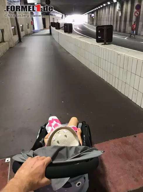 Die "Sommerpause" von Nico Rosberg hat sozusagen bereits im Winter begonnen. Seit seinem Rücktritt geht der Weltmeister unter anderem seinem "Job" als Papa etwas intensiver nach. Durch den legendären Tunnel in Monaco geht es für ihn - und Tochter Alaia - daher mittlerweile nur noch mit Schrittgeschwindigkeit, wie dieses Bild beweist! Foto zur News: Die "Sommerpause" von Nico Rosberg hat sozusagen bereits im Winter begonnen. Seit seinem Rücktritt geht der Weltmeister unter anderem seinem "Job" als Papa etwas intensiver nach. Durch den legendären Tunnel in Monaco geht es für ihn - und Tochter Alaia - daher mittlerweile nur noch mit Schrittgeschwindigkeit, wie dieses Bild beweist!