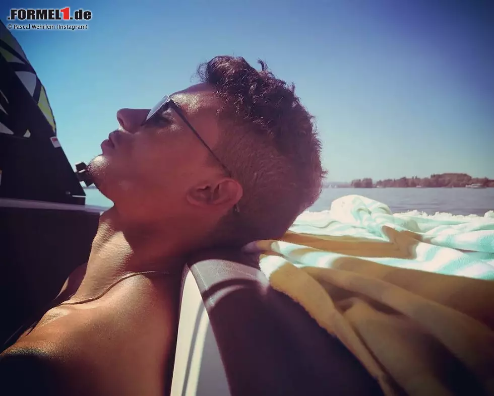 Foto zur News: Pascal Wehrlein hat offenbar deutlich weniger Reisestress als Hamilton. Er lässt es - so lässt zumindest dieses Bild vermuten - ganz locker angehen. Sein Motto für diesen Sommer: &quot;Eat, sleep, train, fun, repeat.&quot; Ob er dabei &quot;relax&quot; vergessen hat ...?