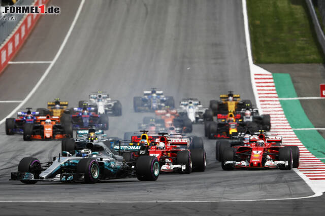 Foto zur News: Start zum Grand Prix von Österreich 2017: Vorne hat Valtteri Bottas einen Traumstart, hinten macht Fernando Alonso viele Positionen gut.
