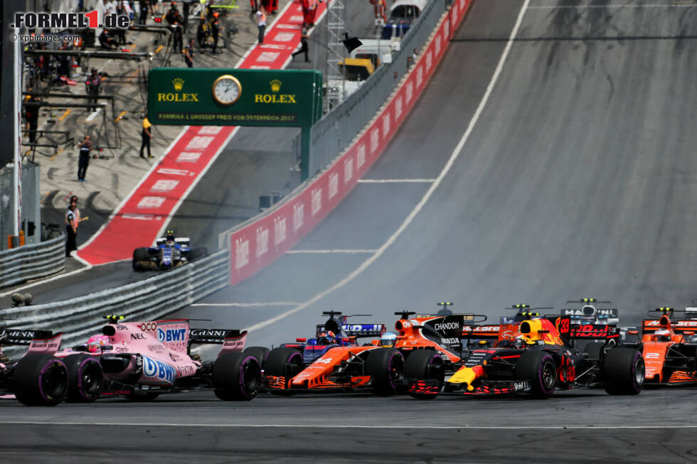 Foto zur News: Während Alonso und Max Verstappen (Red Bull) in die erste Ecke einlenken, blockiert ein ungestümer Daniil Kwjat (Toro Rosso) seine Vorderräder auf der Bremse.