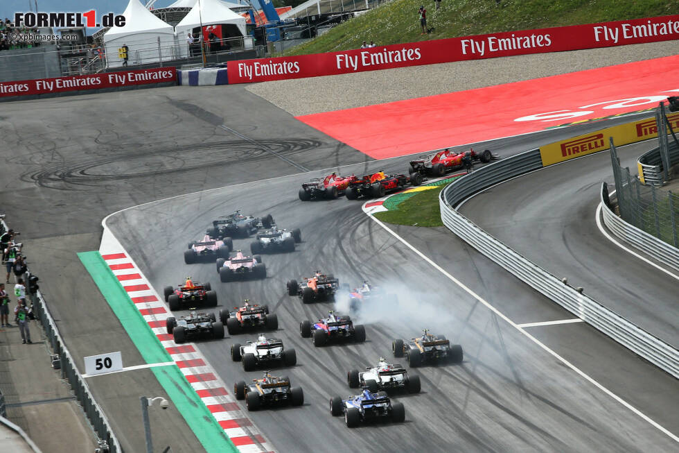 Foto zur News: Alonso und Verstappen ahnen nichts, als der Russe von hinten angerauscht kommt und das Heck des McLaren trifft.