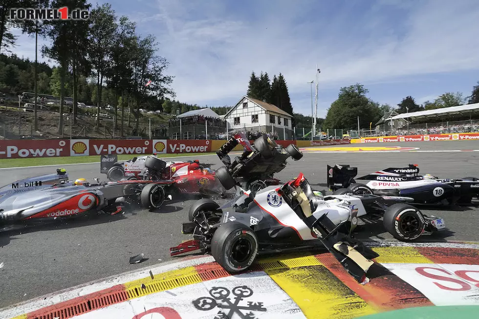 Belgien-Grand-Prix 2012: Romain Grosjean (Lotus) startet gut, aber übermotiviert. Er zwängt Lewis Hamilton (McLaren) zwischen sich und der Boxenmauer ein. Es kommt zur Kollision und der Franzose schießt über das Heck Sergio Perez' (Sauber) haarscharf über den Kopf Fernando Alonsos (Ferrari). Grosjean kassiert eine Rennsperre. Foto zur News: Belgien-Grand-Prix 2012: Romain Grosjean (Lotus) startet gut, aber übermotiviert. Er zwängt Lewis Hamilton (McLaren) zwischen sich und der Boxenmauer ein. Es kommt zur Kollision und der Franzose schießt über das Heck Sergio Perez' (Sauber) haarscharf über den Kopf Fernando Alonsos (Ferrari). Grosjean kassiert eine Rennsperre.