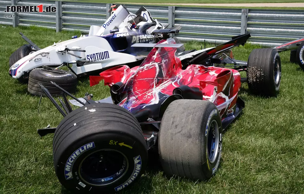 US-Grand-Prix 2006: Nick Heidfeld (BMW-Sauber) erwischt in Indianapolis den Vorderreifen Jenson Buttons (Honda) und wird ausgehebelt, weil der Brite von Juan Pablo Montoya (McLaren) eine mitbekommt. In der Luft schlägt der Deutsche drei Salti, auch Scott Speed (Toro Rosso) wird abgeräumt. Foto zur News: US-Grand-Prix 2006: Nick Heidfeld (BMW-Sauber) erwischt in Indianapolis den Vorderreifen Jenson Buttons (Honda) und wird ausgehebelt, weil der Brite von Juan Pablo Montoya (McLaren) eine mitbekommt. In der Luft schlägt der Deutsche drei Salti, auch Scott Speed (Toro Rosso) wird abgeräumt.