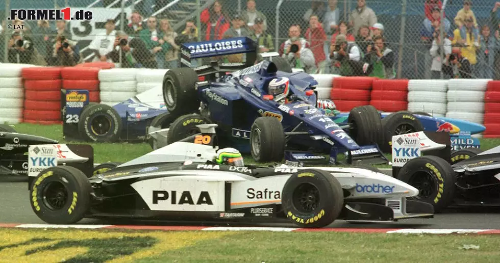 Kanada-Grand-Prix 1998: Als Alexander Wurz (Benetton) im Kiesbett ausgehebelt wird, wird sein Auto zum Torpedo von Montreal. Jean Alesi (Sauber) und Jarno Trulli (Prost) sind die Zielscheiben. Nach einem Abbruch kann das gebeutelte Trio in den Ersatzfahrzeugen weitermachen. Foto zur News: Kanada-Grand-Prix 1998: Als Alexander Wurz (Benetton) im Kiesbett ausgehebelt wird, wird sein Auto zum Torpedo von Montreal. Jean Alesi (Sauber) und Jarno Trulli (Prost) sind die Zielscheiben. Nach einem Abbruch kann das gebeutelte Trio in den Ersatzfahrzeugen weitermachen.