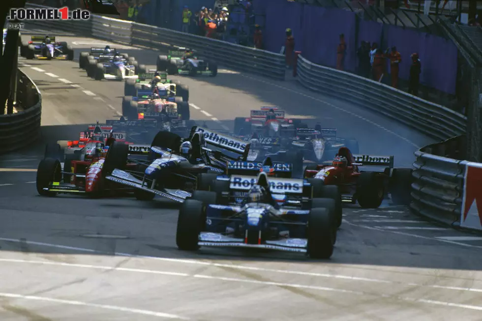Monaco-Grand-Prix 1995: Die Ferrari-Piloten Gerhard Berger und Jean Alesi wollen vor der Sainte-Devote-Kurve vorbei am schlecht gestarteten David Coulthard (Williams). Doch drei Autos sind mindestens eines zu viel, es kracht. Der Schotte steigt auf und dreht sich in der Luft um 180 Grad. Foto zur News: Monaco-Grand-Prix 1995: Die Ferrari-Piloten Gerhard Berger und Jean Alesi wollen vor der Sainte-Devote-Kurve vorbei am schlecht gestarteten David Coulthard (Williams). Doch drei Autos sind mindestens eines zu viel, es kracht. Der Schotte steigt auf und dreht sich in der Luft um 180 Grad.