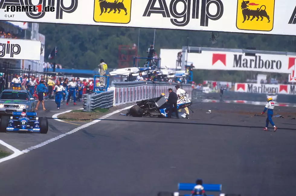 Portugal-Grand-Prix 1995: Ukyo Katayama (Tyrrell) räumt in Estoril Luca Badoer (Minardi) ab und wird in die Luft geschleudert. Das Auto des Dreherkönigs aus Japan schlägt mehrere Salti. Er muss mit einer Nackenverletzung und Prellungen für zwei Tage ins Krankenhaus. Foto zur News: Portugal-Grand-Prix 1995: Ukyo Katayama (Tyrrell) räumt in Estoril Luca Badoer (Minardi) ab und wird in die Luft geschleudert. Das Auto des Dreherkönigs aus Japan schlägt mehrere Salti. Er muss mit einer Nackenverletzung und Prellungen für zwei Tage ins Krankenhaus.