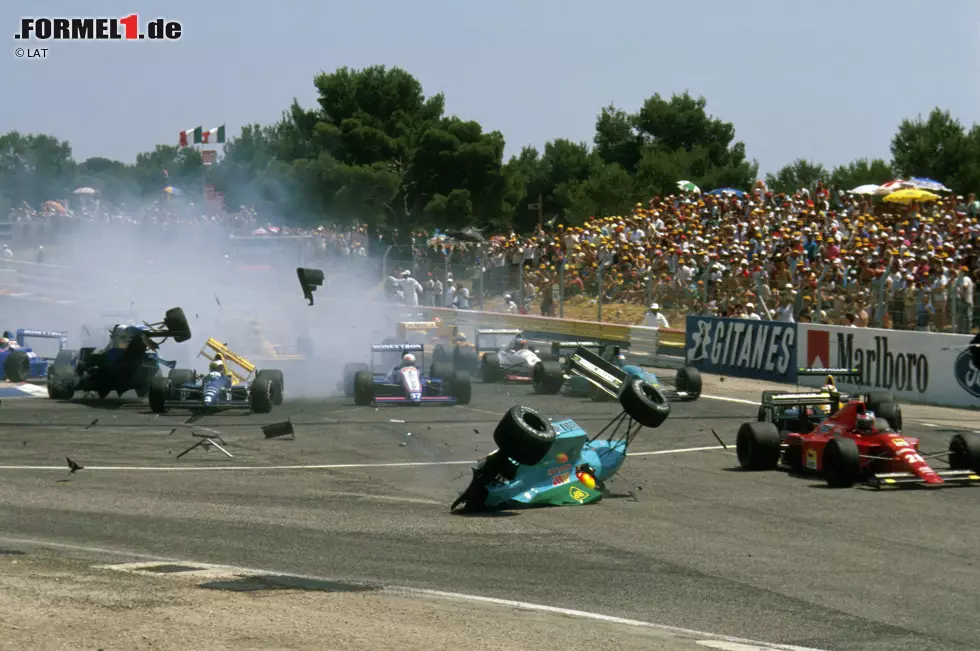 Foto zur News: Keine Rennsituation in der Formel 1 ist brenzlicher als der Start. Immer wieder sorgen die erste Kurve, übermotivierte Fahrer und technische Defekte beim Losfahren für kleinholzträchtige Crashes. Und für Gefahr für Leib und Leben. In unserer Fotostrecke erinnern wir an die heftigsten Unfälle auf den Anfangsmetern.