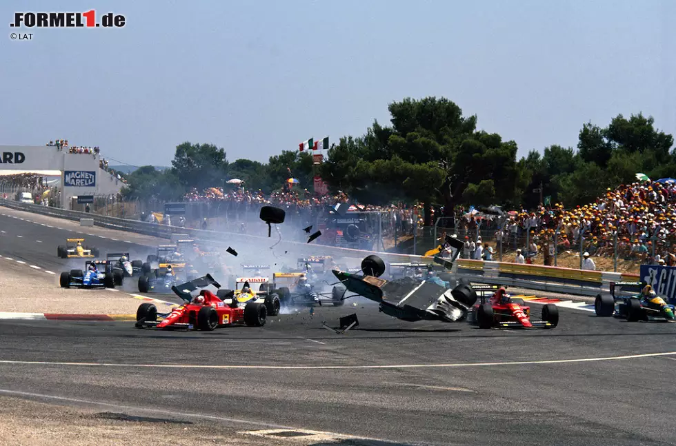 Frankreich-Grand-Prix 1989: In Le Castellet verbremst sich Mauricio Gugelmin (March) heftig und räumt Thierry Boutsen (Williams) ab. Das aufgestiegene Auto des Brasilianers fliegt auf das von Nigel Mansell (Ferrari). Foto zur News: Frankreich-Grand-Prix 1989: In Le Castellet verbremst sich Mauricio Gugelmin (March) heftig und räumt Thierry Boutsen (Williams) ab. Das aufgestiegene Auto des Brasilianers fliegt auf das von Nigel Mansell (Ferrari).