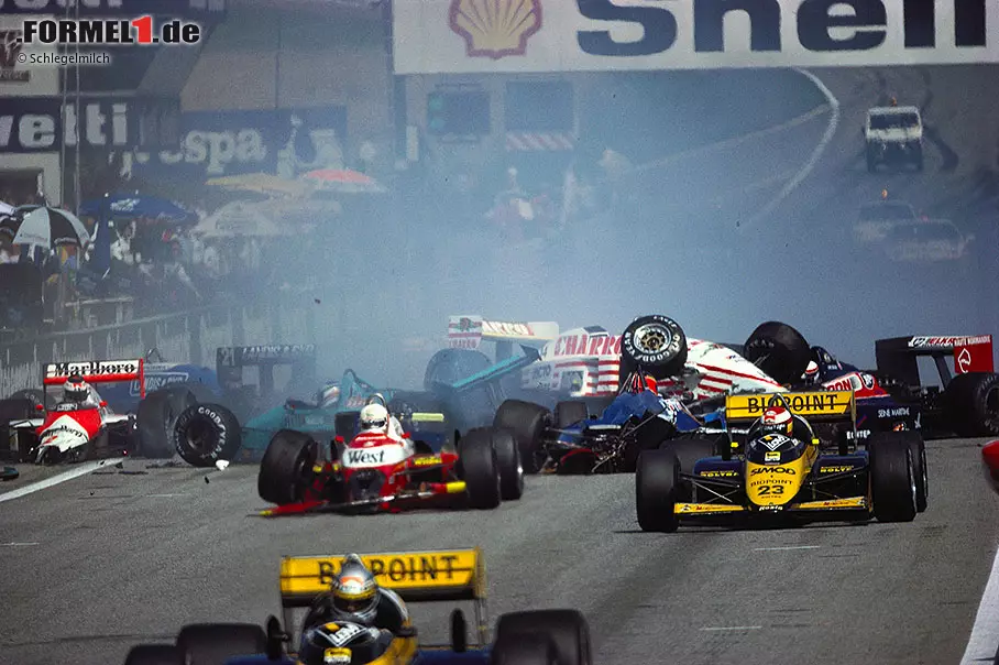 ... denn ein Kupplungsproblem Nigel Mansells (Williams) sorgt für Tohuwabohu im Mittelfeld. Acht Piloten können nicht mehr ausweichen. Mittendrin ist Christian Danner (Zakspeed). Weil es damals Ersatzautos gibt, können 25 von 26 Teilnehmer den dritten Startversuch unternehmen. Foto zur News: ... denn ein Kupplungsproblem Nigel Mansells (Williams) sorgt für Tohuwabohu im Mittelfeld. Acht Piloten können nicht mehr ausweichen. Mittendrin ist Christian Danner (Zakspeed). Weil es damals Ersatzautos gibt, können 25 von 26 Teilnehmer den dritten Startversuch unternehmen.