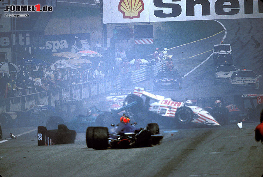Foto zur News: Österreich-Grand-Prix 1987: In Spielberg löst Martin Brundle (Zakspeed) eine Kettenreaktion aus, der drei weitere Piloten zum Opfer fallen. Nach dem Rennabbruch geht es mit dem Kleinholz eifrig weiter ...