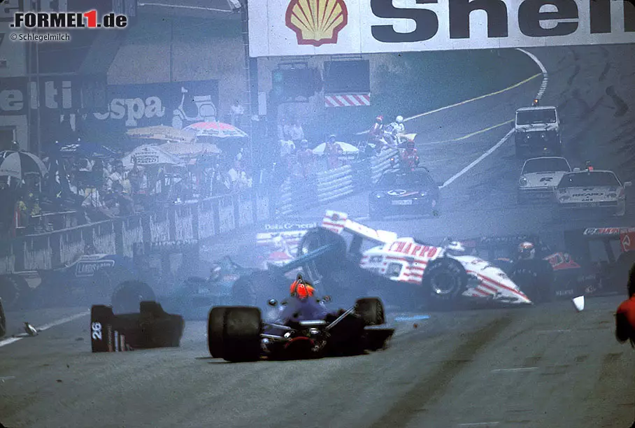 Österreich-Grand-Prix 1987: In Spielberg löst Martin Brundle (Zakspeed) eine Kettenreaktion aus, der drei weitere Piloten zum Opfer fallen. Nach dem Rennabbruch geht es mit dem Kleinholz eifrig weiter ... Foto zur News: Österreich-Grand-Prix 1987: In Spielberg löst Martin Brundle (Zakspeed) eine Kettenreaktion aus, der drei weitere Piloten zum Opfer fallen. Nach dem Rennabbruch geht es mit dem Kleinholz eifrig weiter ...