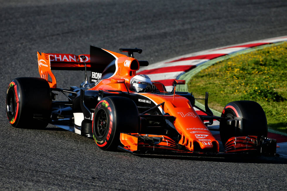 Foto zur News: Interessant bei McLaren: Am Montag probierte das Team stark geschwungene Heckflügel-Endplatten aus, die aus der Vorderansicht beinahe wie Bügel wirkten...