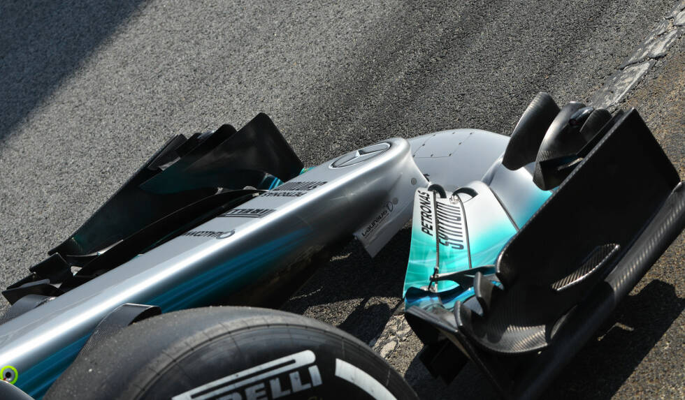 Foto zur News: Mercedes schien die Befestigung des Frontflügels auch als aerodynamisches Element zu nutzen. Die Stege reichten bis weit nach hinten.