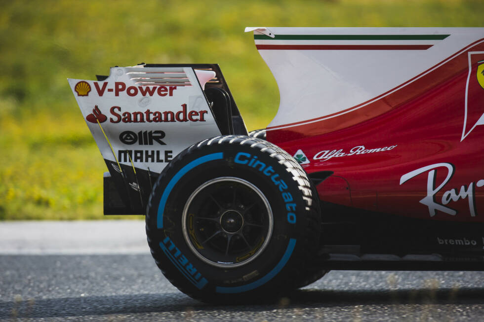 Foto zur News: Ferrari setzte dagegen auf ein Konzept mit eingeschlitzten Endplatten und probierte außerdem verschiedene Hauptplatten aus: einmal gerade, einmal mittig gebogen und einmal...