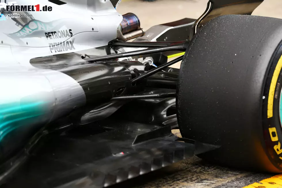 Apropos Einkerbungen: Mercedes setzte beim Unterboden weiter nicht auf ein glattes, sondern auf ein Profil mit kleinen Wellen (hier gut zu erkennen vor den Hinterrädern), was den Luftstrom besser zum Heck führen soll. Foto zur News: Apropos Einkerbungen: Mercedes setzte beim Unterboden weiter nicht auf ein glattes, sondern auf ein Profil mit kleinen Wellen (hier gut zu erkennen vor den Hinterrädern), was den Luftstrom besser zum Heck führen soll.