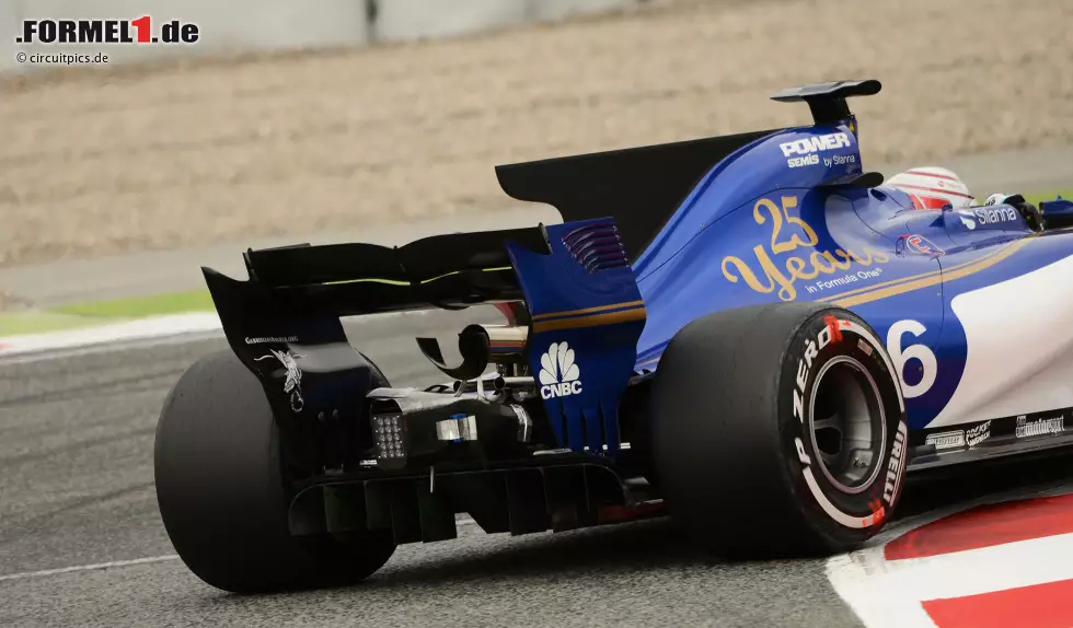 Sauber probierte eine neue Variante des so genannten Monkey Seats aus. Die "Affenschaukel" ist der kleine, gebogene Flügel unter der Auspufföffnung und sorgt für mehr Abtrieb. Foto zur News: Sauber probierte eine neue Variante des so genannten Monkey Seats aus. Die "Affenschaukel" ist der kleine, gebogene Flügel unter der Auspufföffnung und sorgt für mehr Abtrieb.