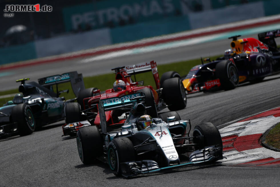 Foto zur News: Sepang (Malaysia): Mit den langen Geraden und flüssigen High-Speed-Kurven sollte Mercedes hier einen Vorteil gegenüber Ferrari haben. Doch aufgepasst: Das Wetter kann hier schnell alles über den Haufen werfen ... Außerdem hat Hamilton keine guten Erinnerungen an das vergangene Jahr. Trotzdem lautet unsere Prognose: Vorteil Hamilton.
