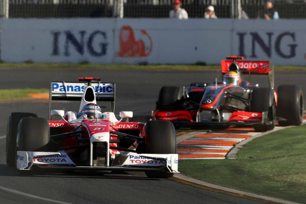 Foto zur News: #8: Lewis Hamilton, Australien 2009: Die &quot;Liegate&quot;-Affäre macht Schlagzeilen, weil der Brite Jarno Trulli während einer Safety-Car-Phase absichtlich passieren lässt. Sein McLaren-Team legt im Nachgang des Rennens bei der FIA Protest ein und fordert eine Strafe gegen den Toyota-Piloten.