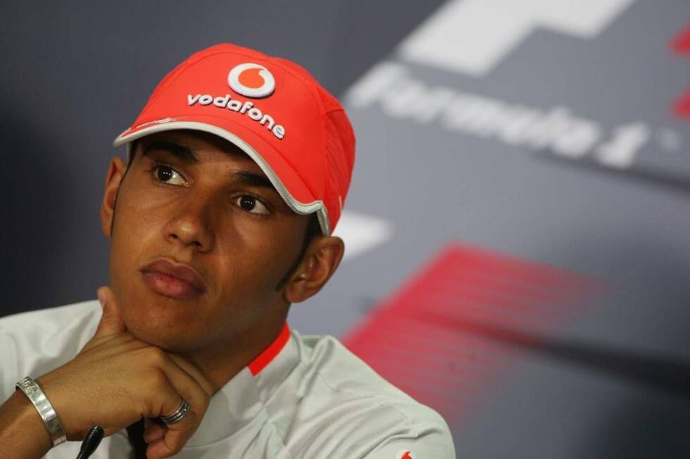 Foto zur News: Er und Dave Ryan behaupten bei der FIA, dass es keine Anweisung gegeben hätte, Trulli vorbeizulassen, was abgehörte Funksprüche als Lüge entlarven. Hamilton legt unter Tränen ein Geständnis ab, der Sportdirektor wird (mit Abfindung) entlassen, für McLaren gibt es eine Bewährungsstrafe.