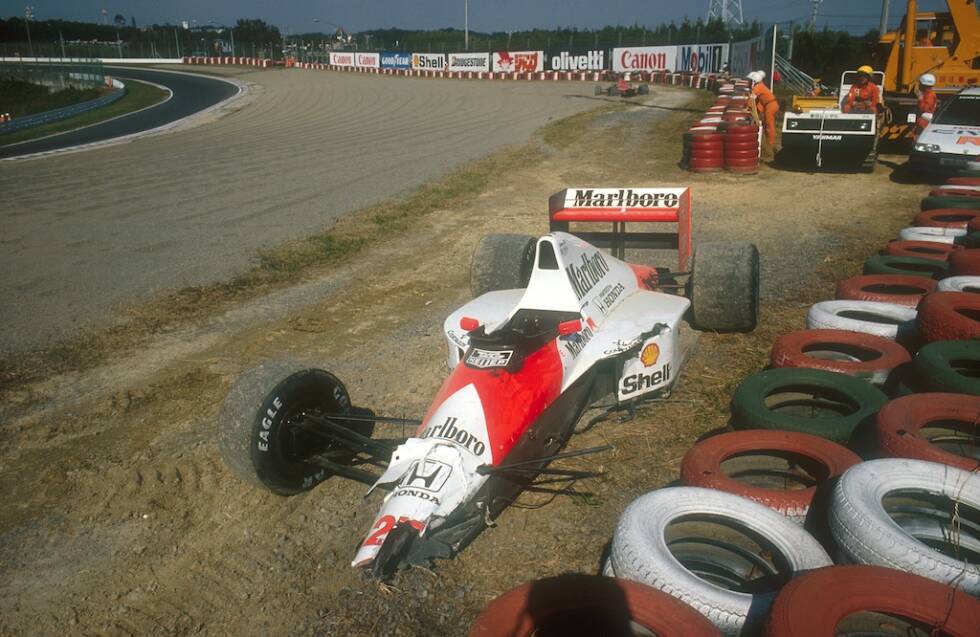 Foto zur News: #3: Ayrton Senna, Japan 1990: Der McLaren-Star fährt auf Pole. Doch seine Forderung, diese auf die saubere Seite der Strecke zu verlegen, lehnt die Rennleitung ab. Prost überholt am Start, doch Erzfeind Senna sorgt mit einem hochgefährlichen Manöver bei über 260 km/h für das Aus beider Autos. Er gewinnt den Titel - eine Retourkutsche.