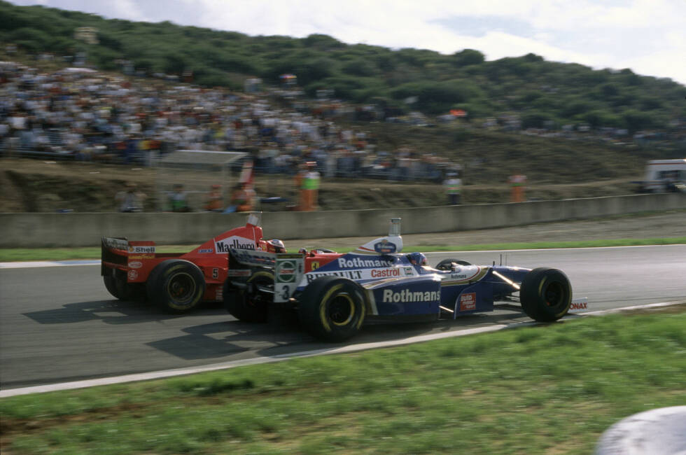 Foto zur News: Drei Jahre später versucht er bei identischer Ausgangslage das gleiche Foul mit einem anderen Williams-Piloten, nämlich Jacques Villeneuve. In Jerez misslingt die Sache aber. Nur Schumacher scheidet aus, der Kanadier fährt weiter und holt sich die Krone. Später werden dem Kerpener alle WM-Punkte aberkannt.