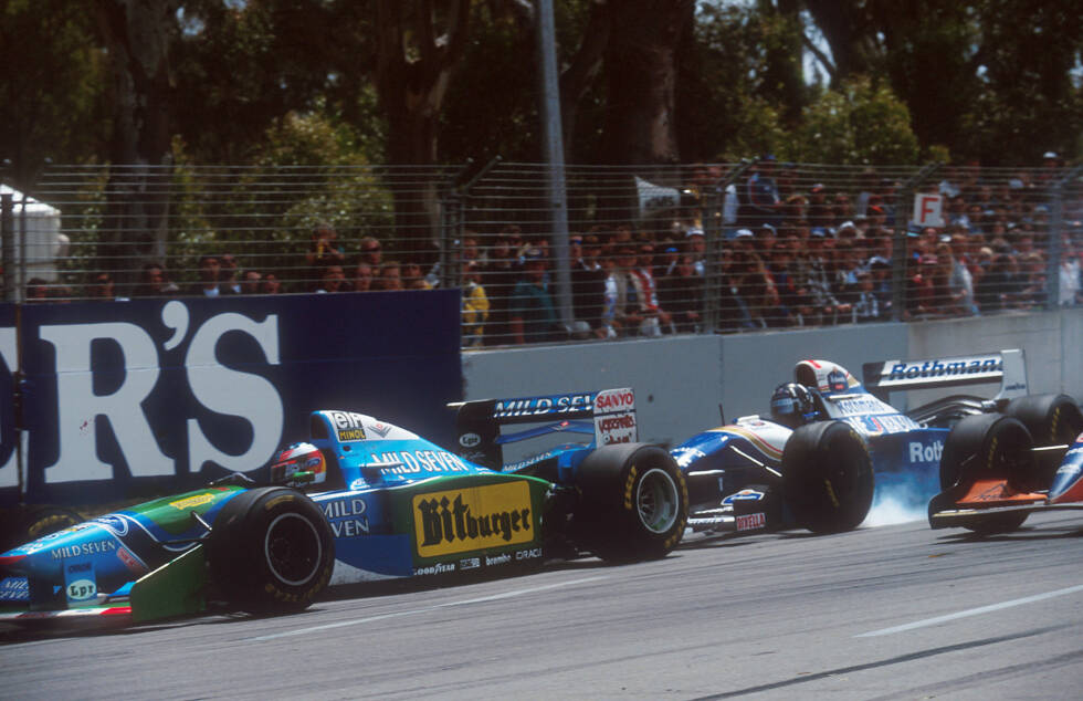 Foto zur News: #1: Michael Schumacher, Australien 1994 &amp; Europa 1997: Zweimal die identische Unsportlichkeit, aber mit anderem Ausgang. In seinem ersten WM-Jahr rammt der Deutsche in dem Wissen, dass ein Ausscheiden beider Autos im Saisonfinale seinen Triumph bedeutet, nach einem Fahrfehler Damon Hill - so, dass der Williams-Fahrer aufgeben muss.