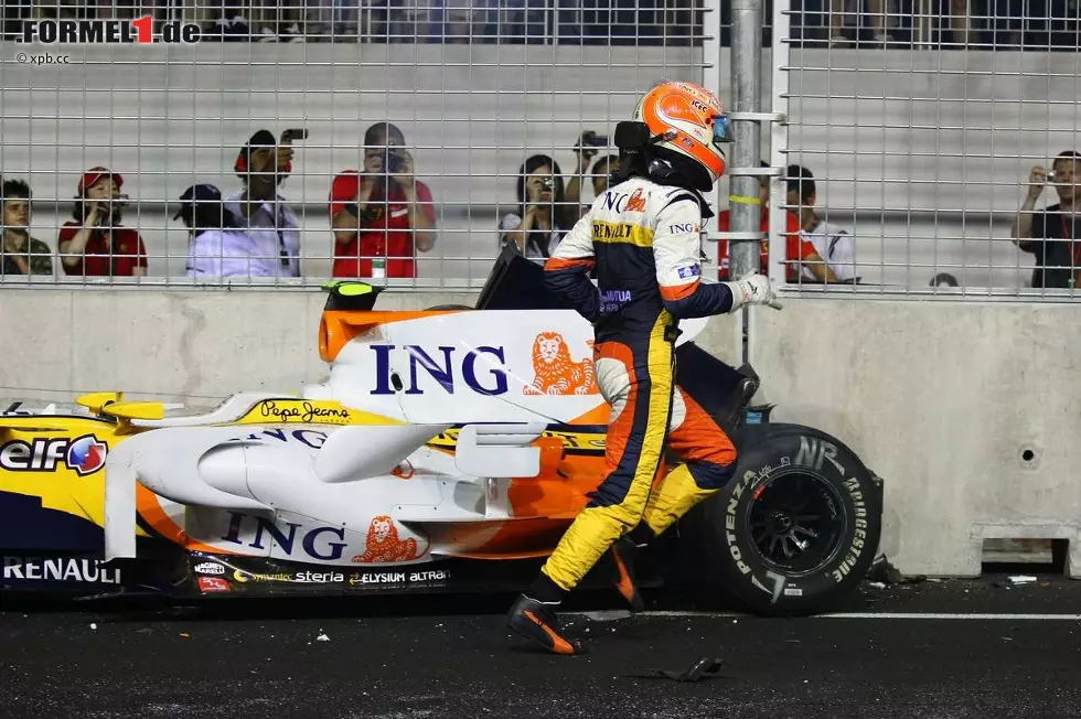 #4: Nelson Piquet jun. & Flavio Briatore, Singapur 2008: Der Renault-Teamchef weist seinen Fahrer an, einen Unfall zu bauen und eine Safety-Car-Phase auszulösen, damit Stallkollege Fernando Alonso gewinnt. Der Plan geht auf, doch ein Jahr später (als Piquet rausgeworfen wird) fliegt der "Crashgate"-Skandal auf. Foto zur News: #4: Nelson Piquet jun. & Flavio Briatore, Singapur 2008: Der Renault-Teamchef weist seinen Fahrer an, einen Unfall zu bauen und eine Safety-Car-Phase auszulösen, damit Stallkollege Fernando Alonso gewinnt. Der Plan geht auf, doch ein Jahr später (als Piquet rausgeworfen wird) fliegt der "Crashgate"-Skandal auf.
