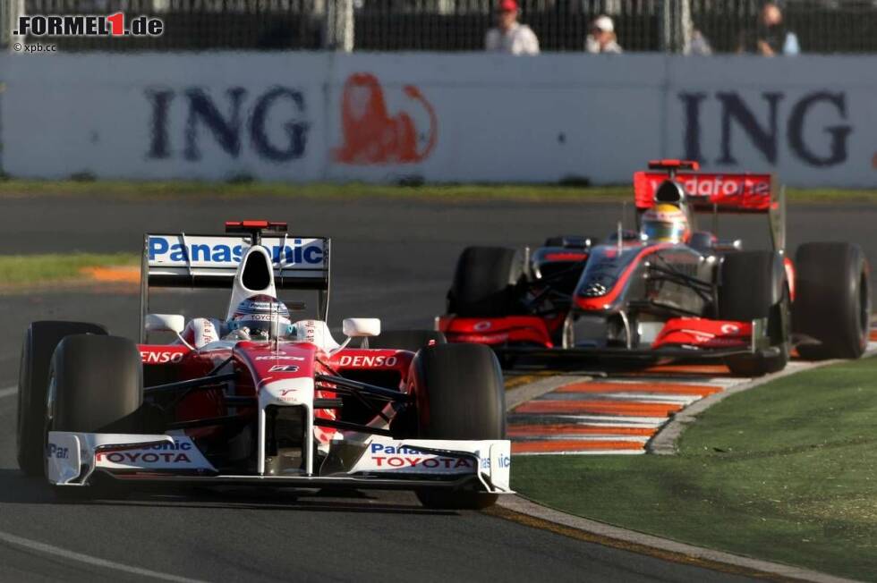 Foto zur News: #8: Lewis Hamilton, Australien 2009: Die &quot;Liegate&quot;-Affäre macht Schlagzeilen, weil der Brite Jarno Trulli während einer Safety-Car-Phase absichtlich passieren lässt. Sein McLaren-Team legt im Nachgang des Rennens bei der FIA Protest ein und fordert eine Strafe gegen den Toyota-Piloten.
