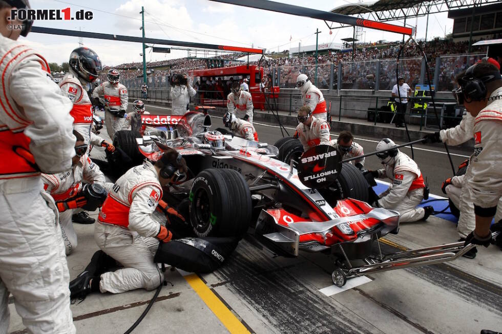 Foto zur News: #9: Fernando Alonso, Ungarn 2007: Der Spanier blockiert Teamkollege Lewis Hamilton an der Box, damit er im Qualifying keine schnelle Runde fahren kann. Alonso profitiert und schnappt ihm die Pole-Position weg, doch die FIA schreitet ein: fünf Plätze Rückversetzung und 15 Punkte Abzug in der Konstrukteurs-WM.