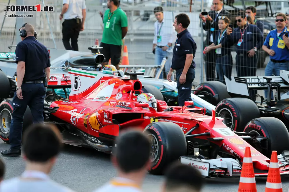 Foto zur News: Einen Gegner absichtlich zu rammen, wie es Sebastian Vettel beim Aserbaidschan-Grand-Prix 2017 nach Ansicht der Sportkommissare mit Lewis Hamilton machte, ist ein heftiges Foul. Doch die Formel-1-Geschichte trieb noch heftigere und skurrilere Blüten. Wir haben die Top 10 der größten Unsportlichkeiten in einer Fotostrecke zusammengestellt.