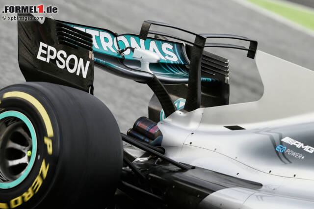 Die sogenannten "T-Flügel" machen die Formel-1-Saison 2017 für viele Fans zur optischen Qual. Die zusätzlichen Elemente, wie dieser "Kleiderständer" am Mercedes W08, ziehen die ansonsten gelungene neue Autogeneration ziemlich nach unten. Ein Blick in die Vergangenheit zeigt jedoch: Es könnte alles noch viel schlimmer sein ... Die sogenannten "T-Flügel" machen die Formel-1-Saison 2017 für viele Fans zur optischen Qual. Die zusätzlichen Elemente, wie dieser "Kleiderständer" am Mercedes W08, ziehen die ansonsten gelungene neue Autogeneration ziemlich nach unten. Ein Blick in die Vergangenheit zeigt jedoch: Es könnte alles noch viel schlimmer sein ...