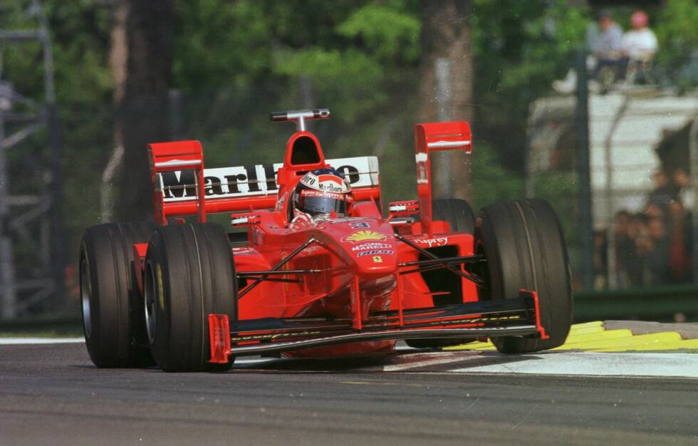 Foto zur News: 1998 sorgt Ferrari ausgerechnet beim Heimspiel in Imola für weiteren Flügelsalat. Die Scuderia ist nicht das erste Team, das auf die sogenannten &quot;X-Wings&quot; setzt - aber das populärste. Michael Schumacher und Eddie Irvine fahren damit in Imola sogar aufs Podium, danach werden die unästhetischen Auswüchse von der FIA verboten.