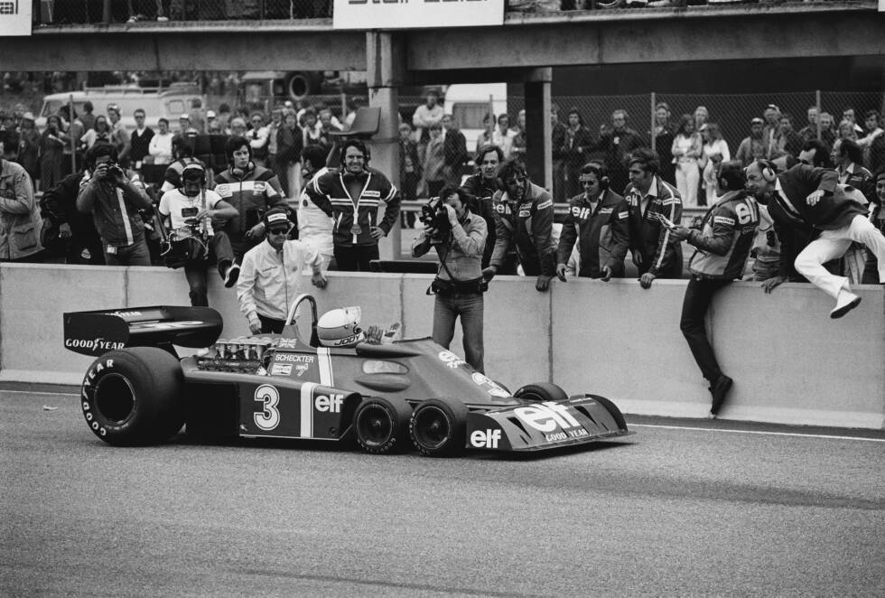 Foto zur News: Keine überflüssigen Flügel, dafür aber zwei Räder zu viel: Tyrrells P34 geht als &quot;Six-Wheeler&quot; in die Geschichte ein und feiert 1976 in Schweden sogar einen Sieg! Es ist der einzige Erfolg eines sechsrädrigen Autos in der Königsklasse. Auch andere Teams versuchen sich an dem optisch fragwürdigen Konzept - allerdings erfolglos.
