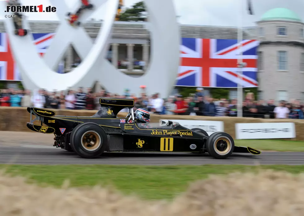 Foto zur News: Apropos Flügel: Lotus denkt sich 1974 wohl auch &quot;doppelt hält besser&quot; und schraubt gleich zwei Heckflügel an den Lotus 76 (hier 2012 beim Showevent in Goodwood). Allerdings entpuppt sich das Auto - zum Glück - insgesamt als Flopp und wird nach gerade einmal sieben Rennen eingemottet.