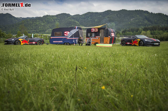 Foto zur News: ...ist bekannt für ihre malerische Umgebung. Die Red-Bull-Piloten testen ein paar Wochen vor dem Grand Prix schon mal den Campingplatz - mit äußerst ungewöhnlichen Fahrzeugen. Die rassigen Aston-Martin-Boliden wurden mit Wohnwägen versehen. Kein Wunder, dass...