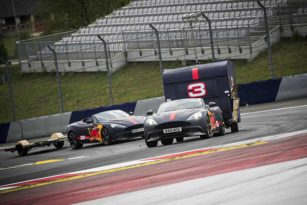 Foto zur News: Denkste! Verstappen fällt zwar hinter Ricciardo zurück, rast aber nun mit einem etwas leichteren und wendigeren Gefährt um den Kurs. Das macht sich...