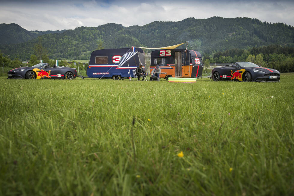 Foto zur News: ...ist bekannt für ihre malerische Umgebung. Die Red-Bull-Piloten testen ein paar Wochen vor dem Grand Prix schon mal den Campingplatz - mit äußerst ungewöhnlichen Fahrzeugen. Die rassigen Aston-Martin-Boliden wurden mit Wohnwägen versehen. Kein Wunder, dass...