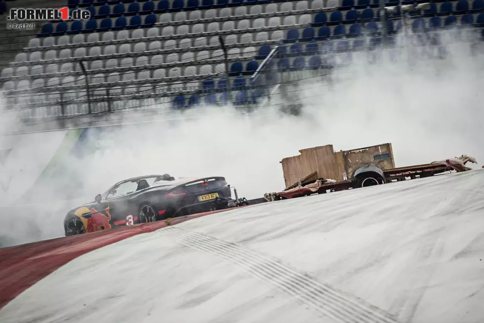 Foto zur News: Ein Wohnwagenrennen auf dem Red-Bull-Ring? Klingt nach einer gemütlichen Sonntagsfahrt. Nicht aber, wenn Daniel Ricciardo und sein verwegener Teamkollege Max Verstappen am Werk sind. Der Niederländer sorgt ordentlich für Schrott! Doch vorerst hübsch der Reihe nach. Die Obersteiermark...