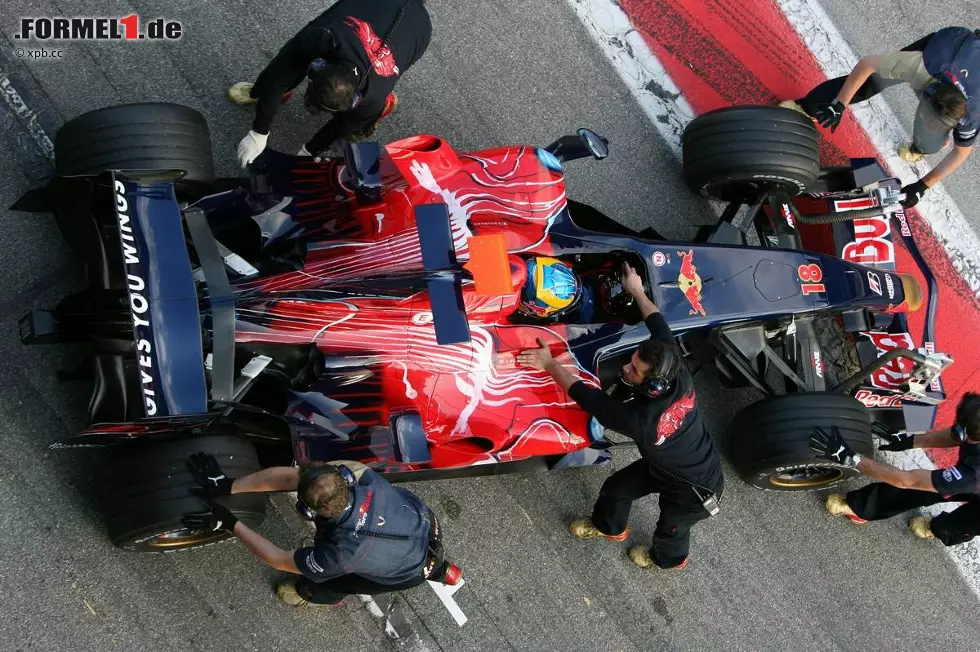 Foto zur News: Kundenautos - Aktuell muss jedes Formel-1-Team auch als Hersteller des eigenen Chassis auftreten. Die Fans könnten sich allerdings auch klassische Kundenfahrzeuge vorstellen, wie es sie zum Beispiel in der MotoGP gibt. In der Reihenfolge der Wünsche rangiert die Idee aber ebenfalls nur im Mittelfeld.